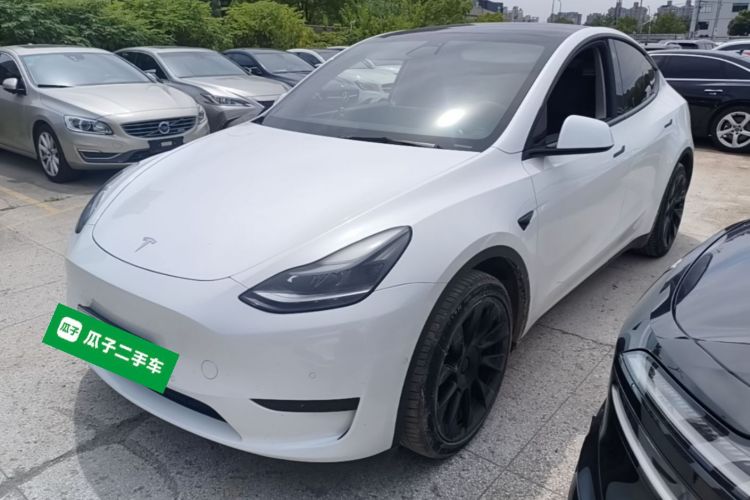 Tesla Model Y 2023 car image #2