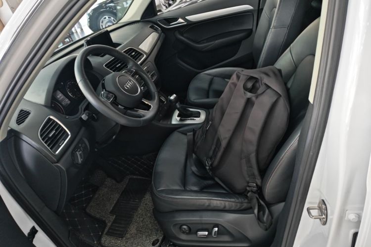 Audi Q3 2018 car image #15