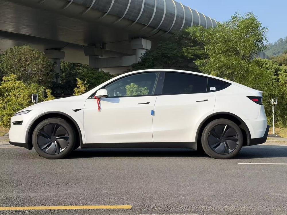 Tesla Model Y 2026 #4 Tesla Model Y 2026 immagine di auto #4