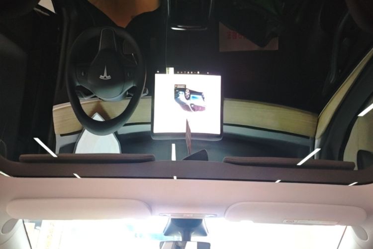 Tesla Model Y 2023 car image #18