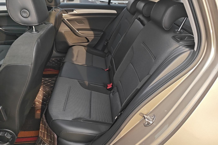 Volkswagen Golf 2018 car image #17