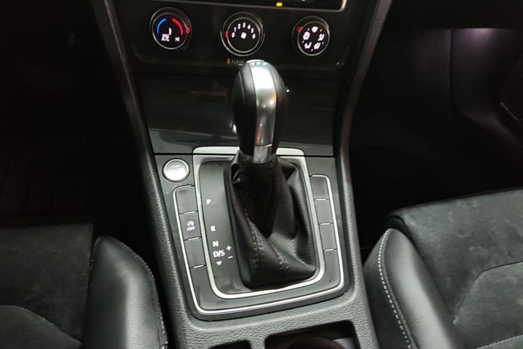Volkswagen Golf 2018 car image #14