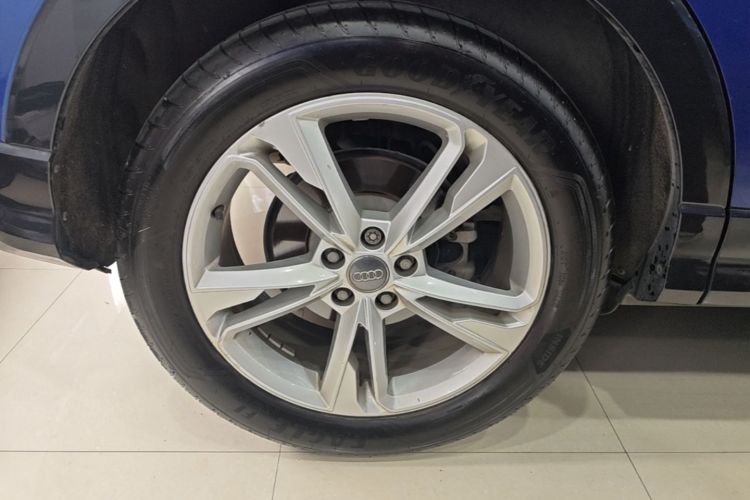 Audi Q3 2019 car image #10
