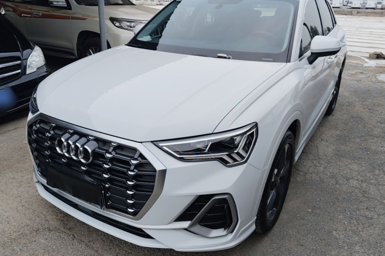 Audi Q3 2020 car image #2