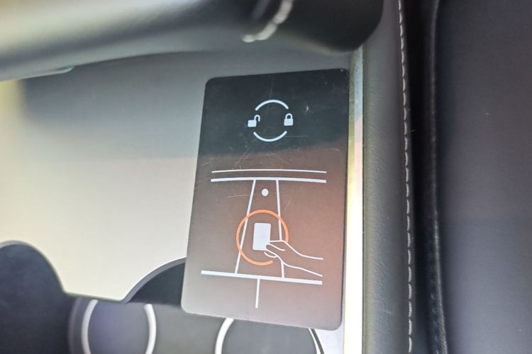 Tesla Model Y 2023 car image #9