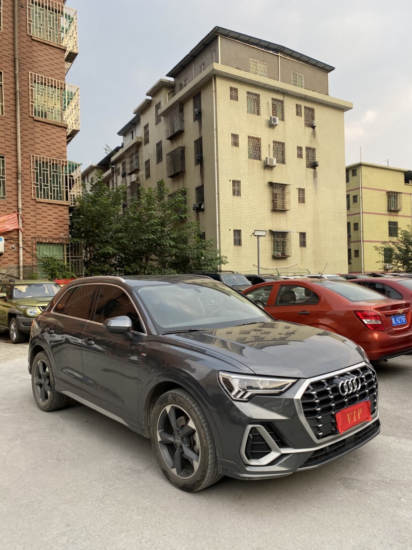 Audi Q3 2019 car image #3