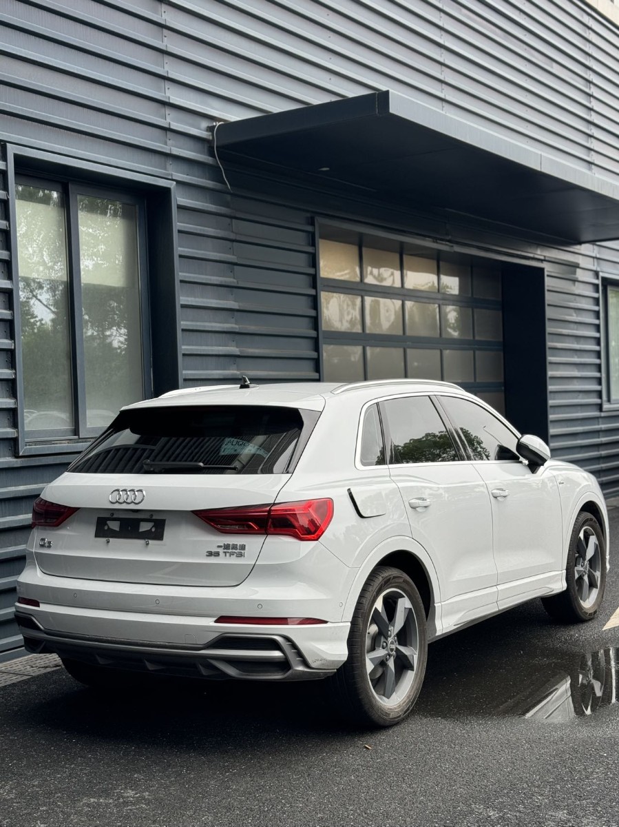 Audi Q3 2022 car image #3