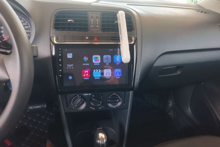 Volkswagen Polo 2017 car image #13