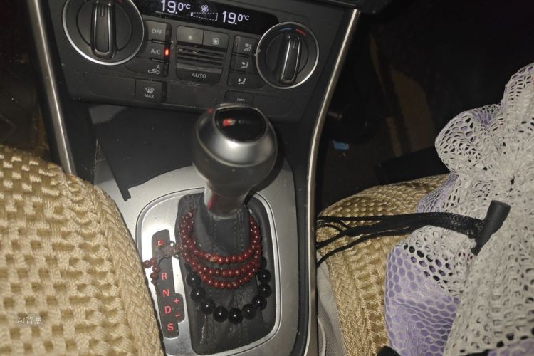 Audi Q3 2016 car image #16