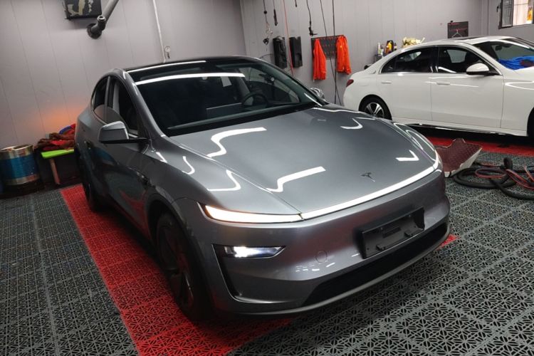 Tesla Model Y 2025 #4 Tesla Model Y 2025 car image #4