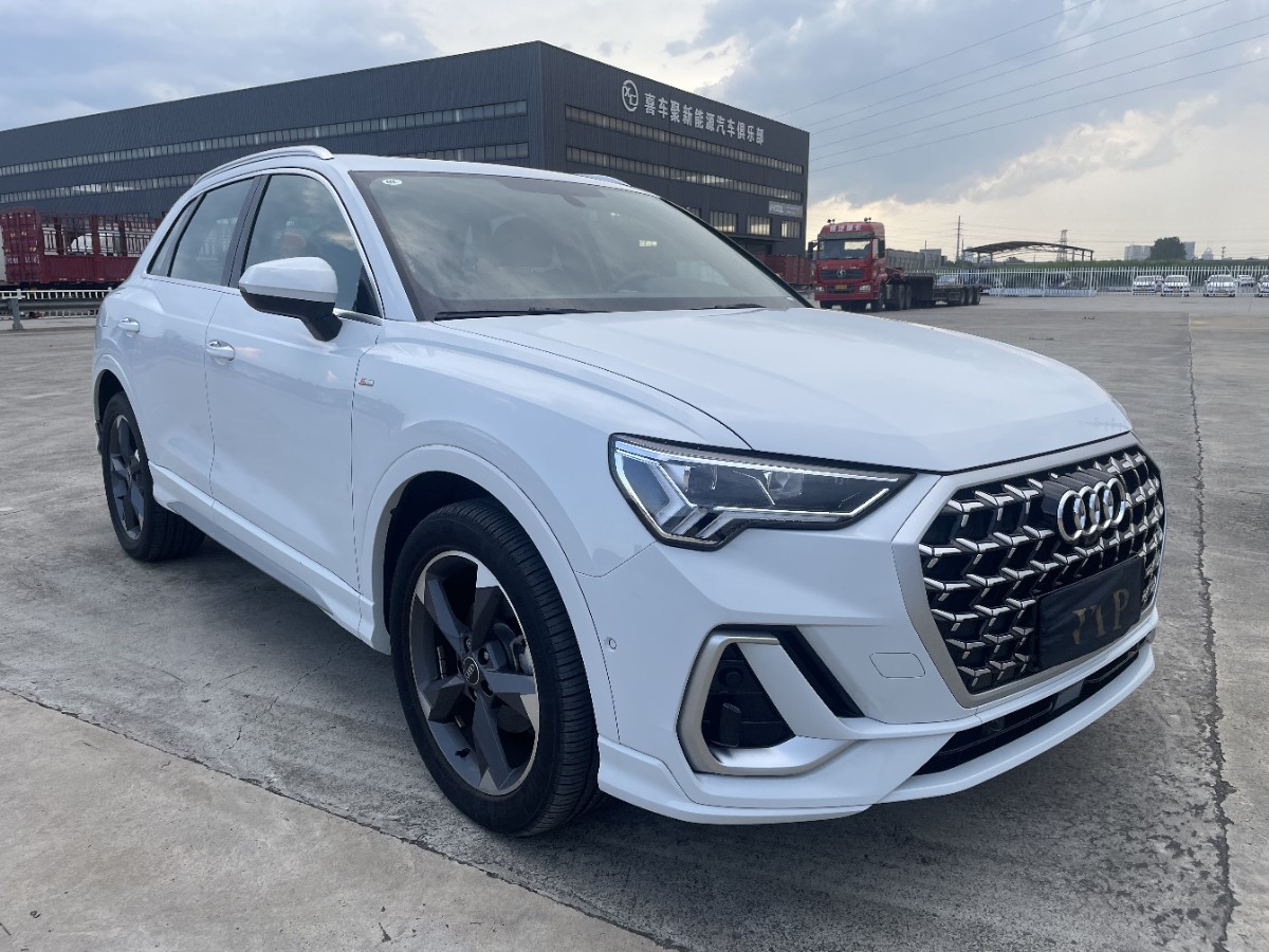 Audi Q3 2024 car image #3
