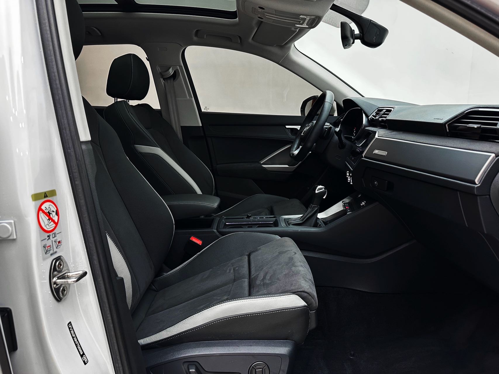 Audi Q3 2022 car image #17