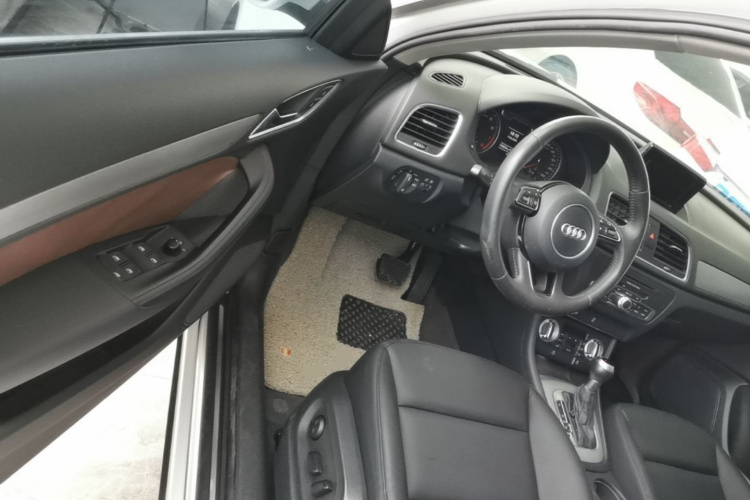 Audi Q3 2015 car image #16