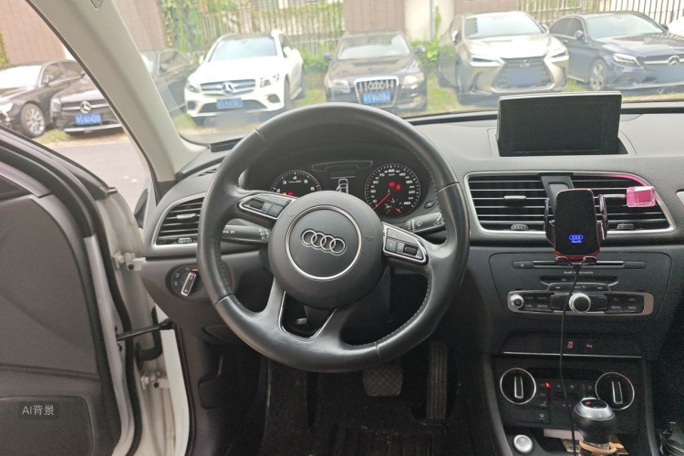 Audi Q3 2018 car image #12