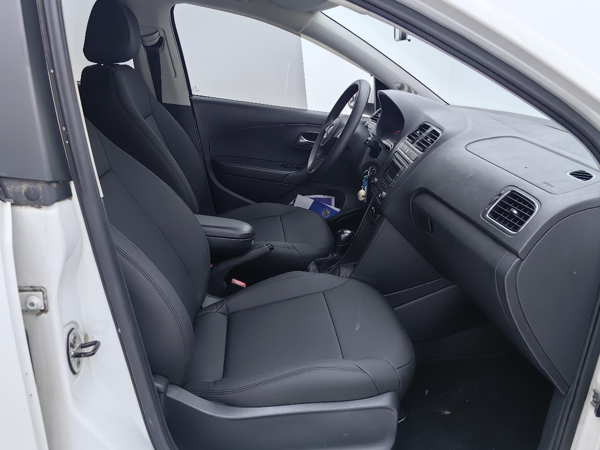 Volkswagen Polo 2014 car image #12