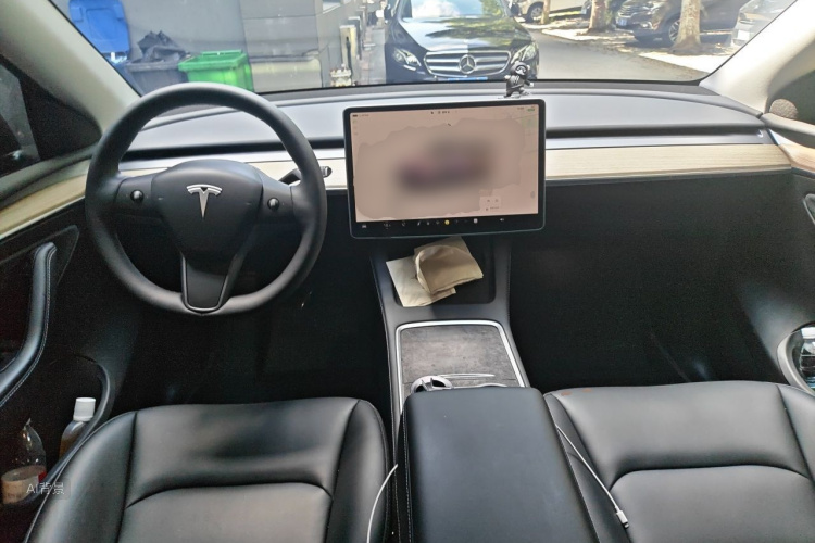 Tesla Model Y 2023 car image #11