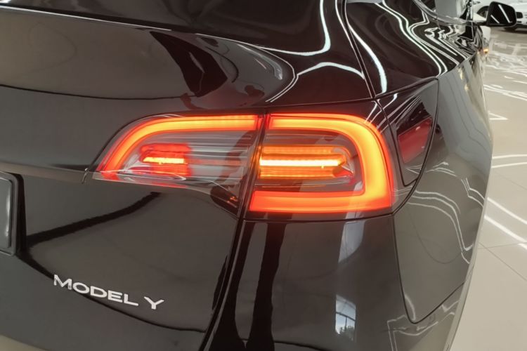 Tesla Model Y 2023 car image #8