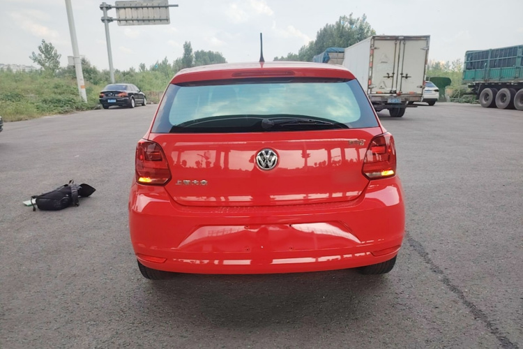 Volkswagen Polo 2015 car image #6
