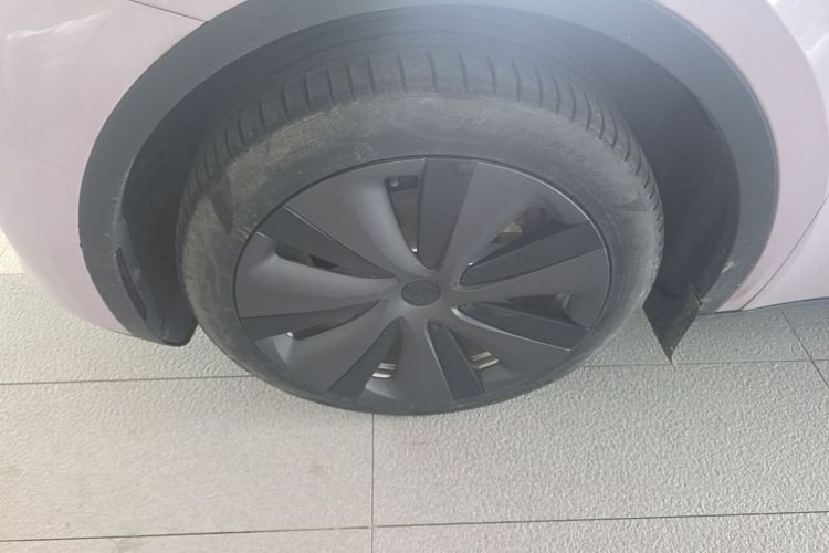 Tesla Model Y 2023 car image #9