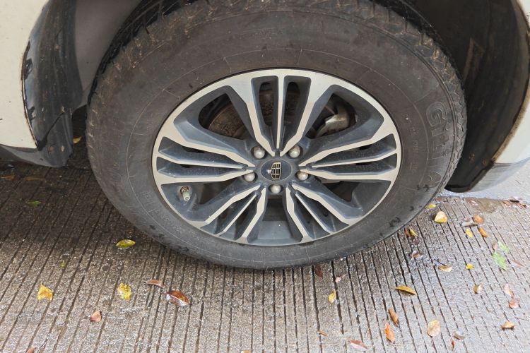 GEELY Vision X6 2017 immagine di auto #9