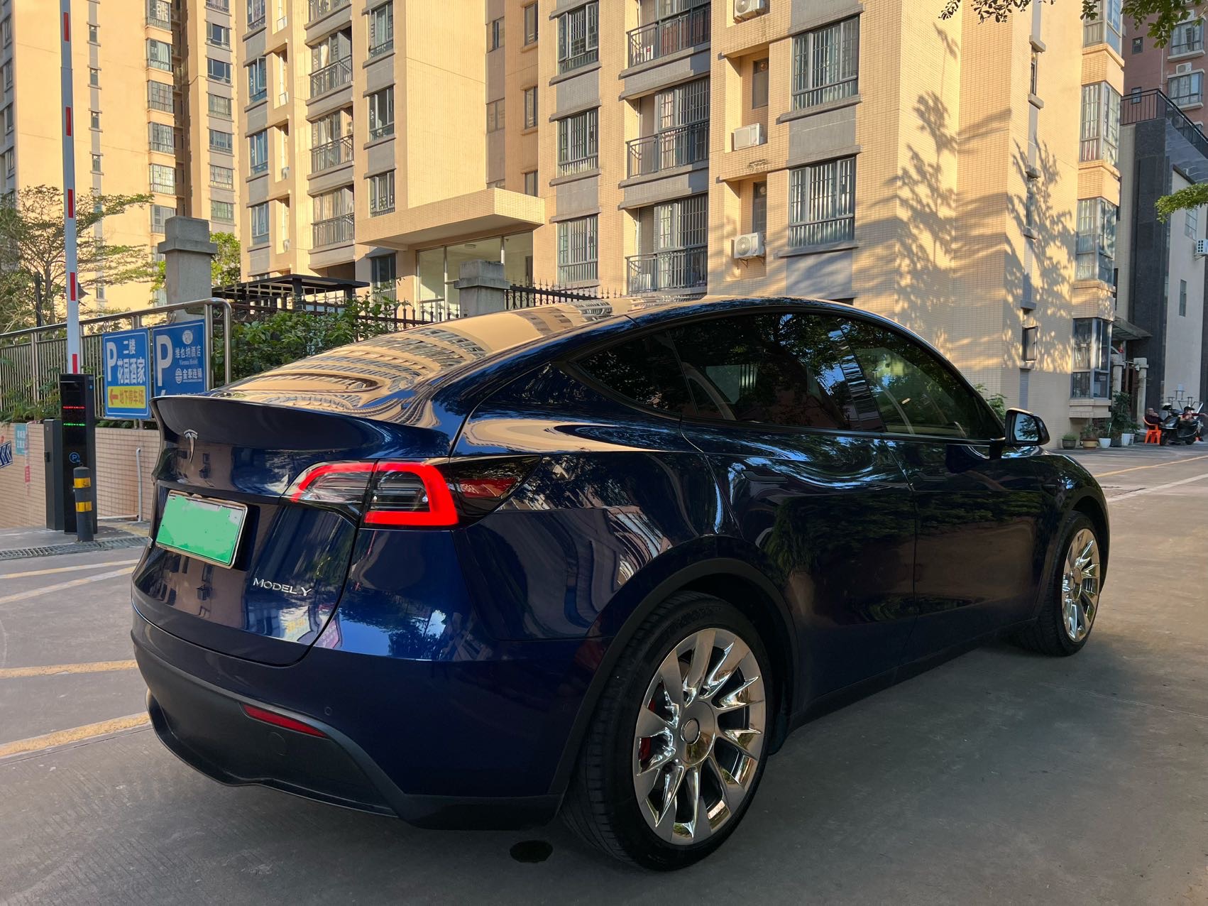 Tesla Model Y 2023 car image #9