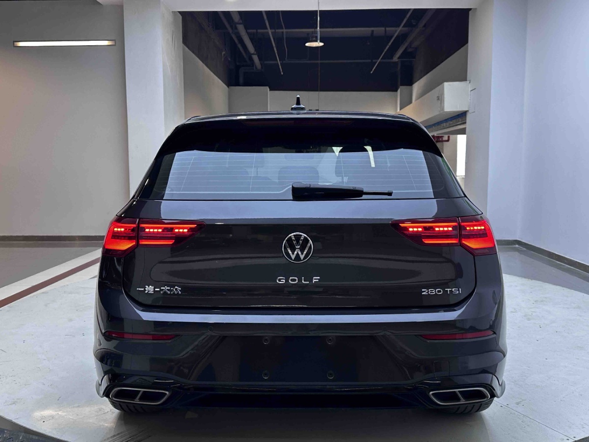Volkswagen Golf 2023 car image #2