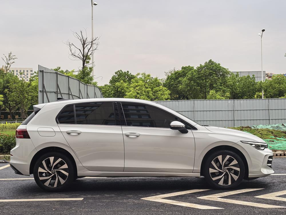 Volkswagen Golf 2025 car image #8