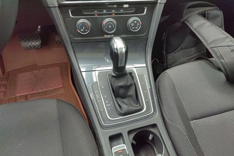 Volkswagen Golf 2019 car image #14