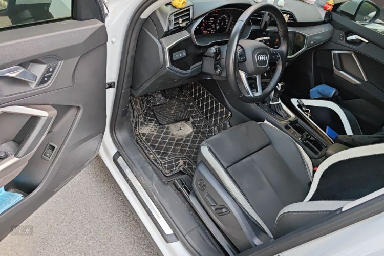 Audi Q3 2022 car image #18