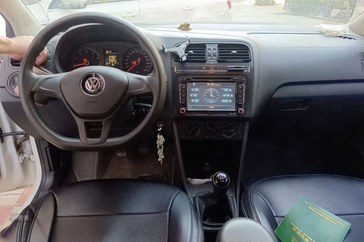Volkswagen Polo 2014 car image #11