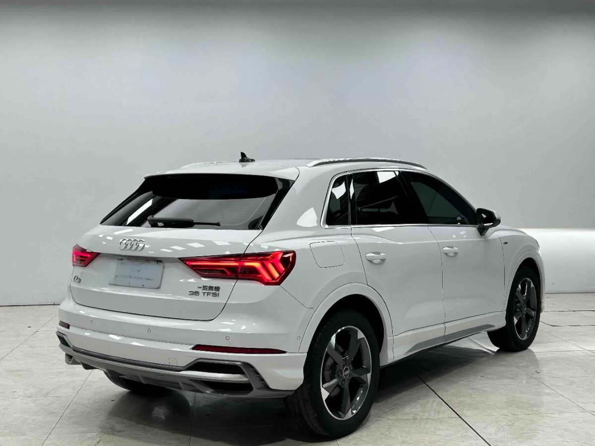 Audi Q3 2022 car image #5
