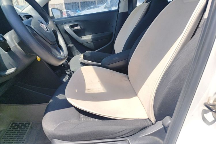 Volkswagen Polo 2015 car image #17
