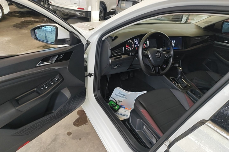 2019 car image #16