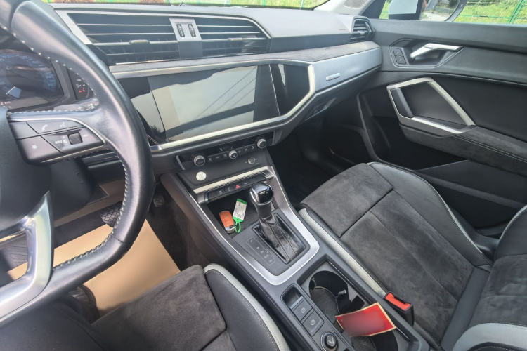 Audi Q3 2020 car image #16