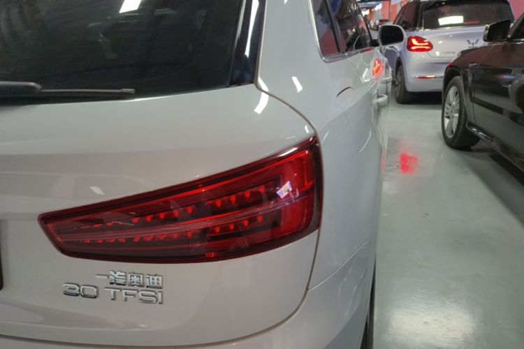 Audi Q3 2017 car image #8