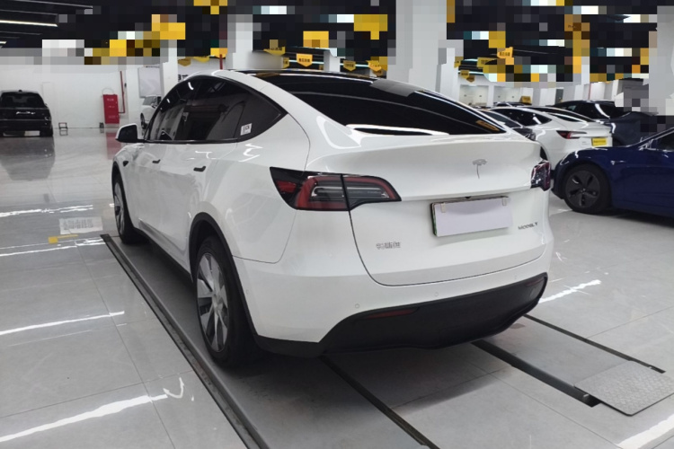 Tesla Model Y 2023 car image #5