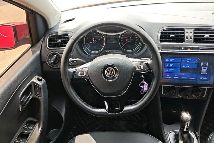 Volkswagen Polo 2017 car image #11
