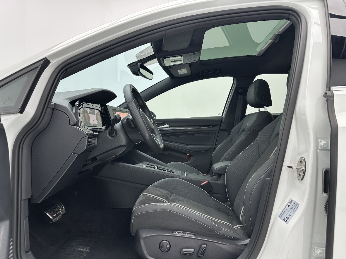 Volkswagen Golf 2023 car image #5