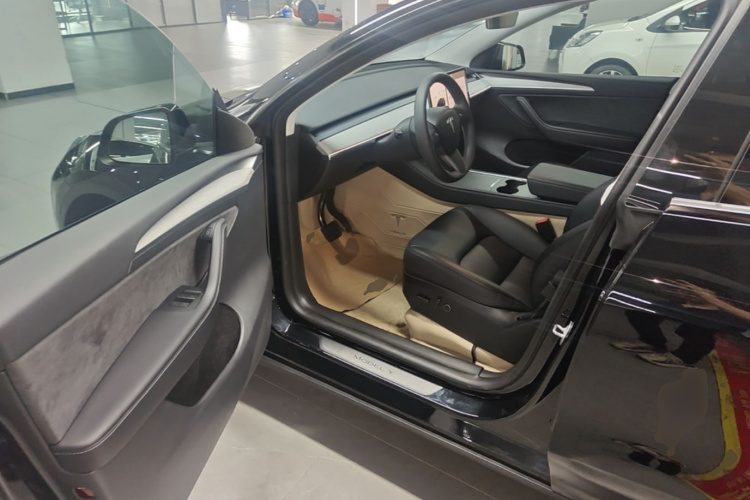 Tesla Model Y 2023 #16 Tesla Model Y 2023 car image #16
