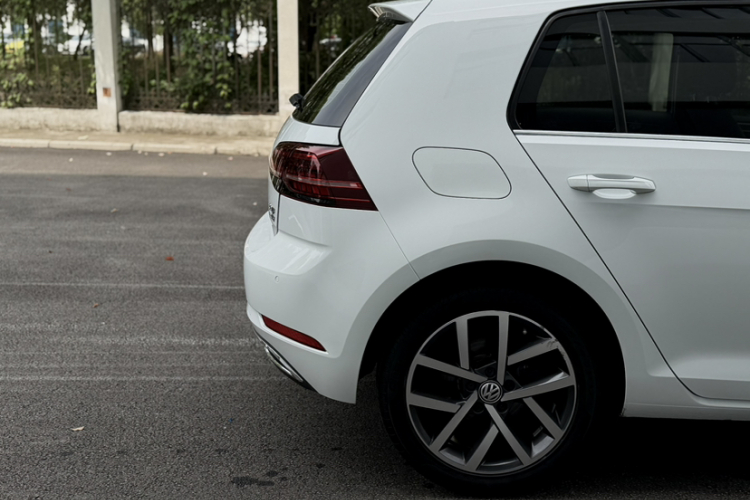Volkswagen Golf 2019 car image #6