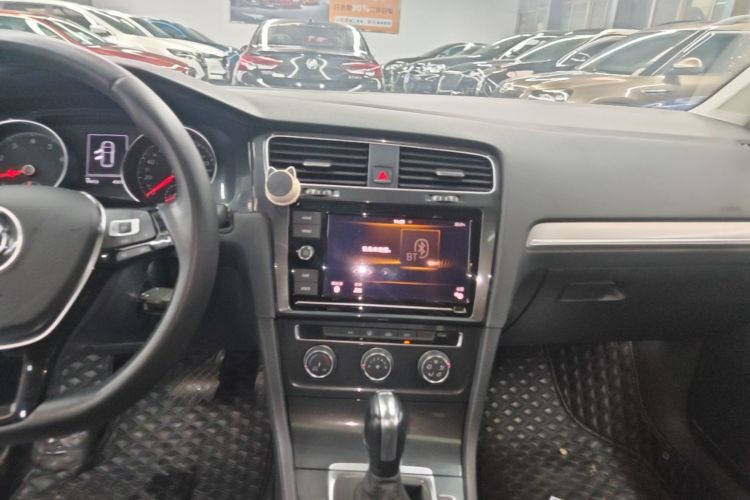 Volkswagen Golf 2020 car image #13