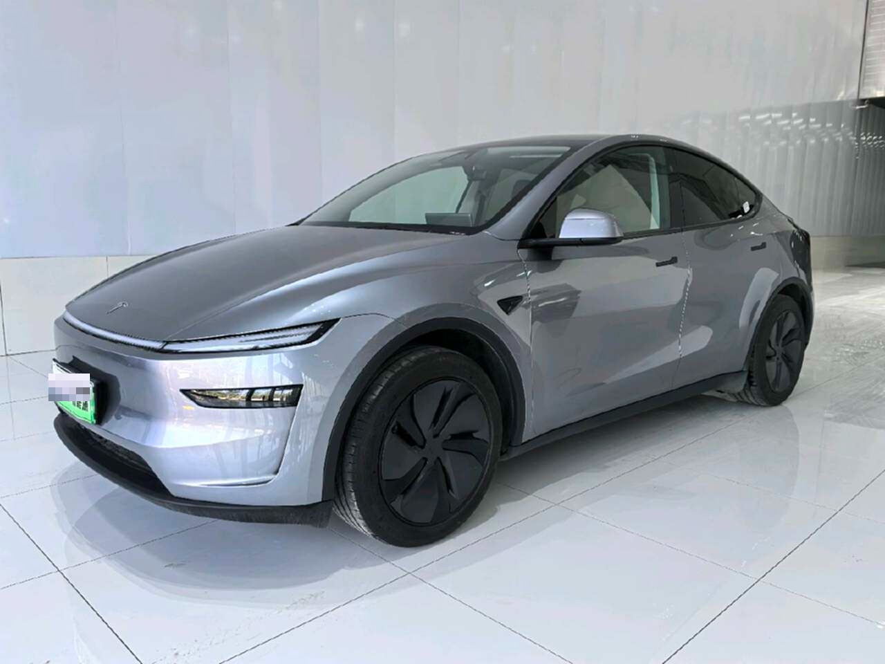 Tesla Model Y 2025 car image #2