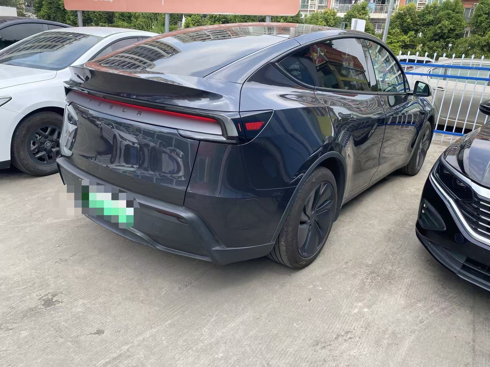 Tesla Model Y 2025 car image #6