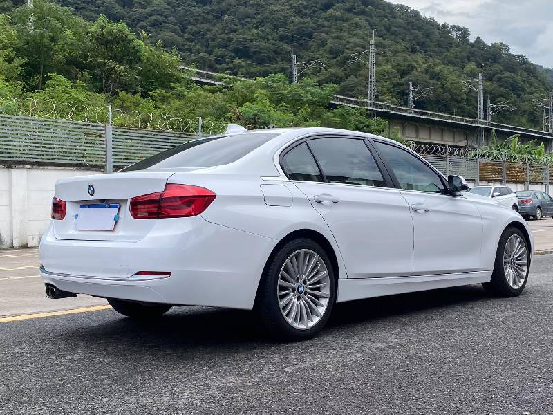 BMW 3 Series 2018 car image #9