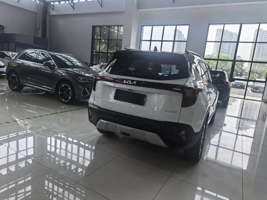 Kia Seltos 2023 car image #2