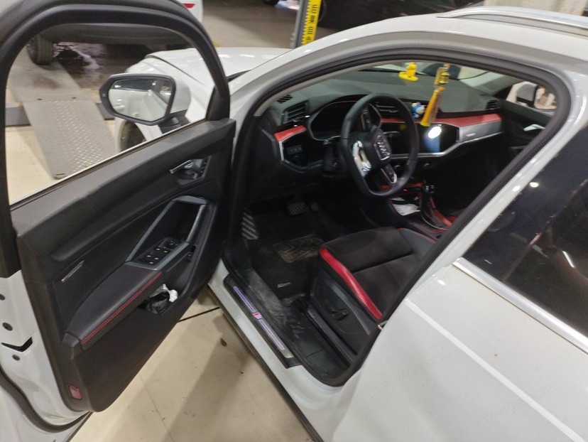 Audi Q3 2020 car image #3