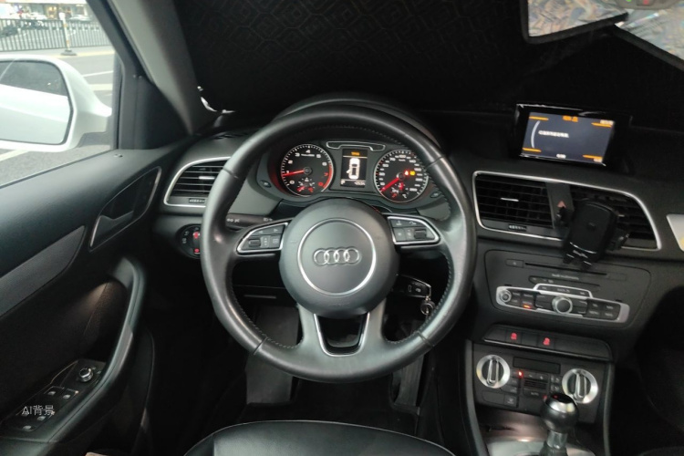 Audi Q3 2015 car image #12