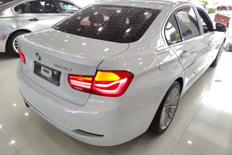 BMW 3 Series 2018 #5 BMW 3 Series 2018 car image #5