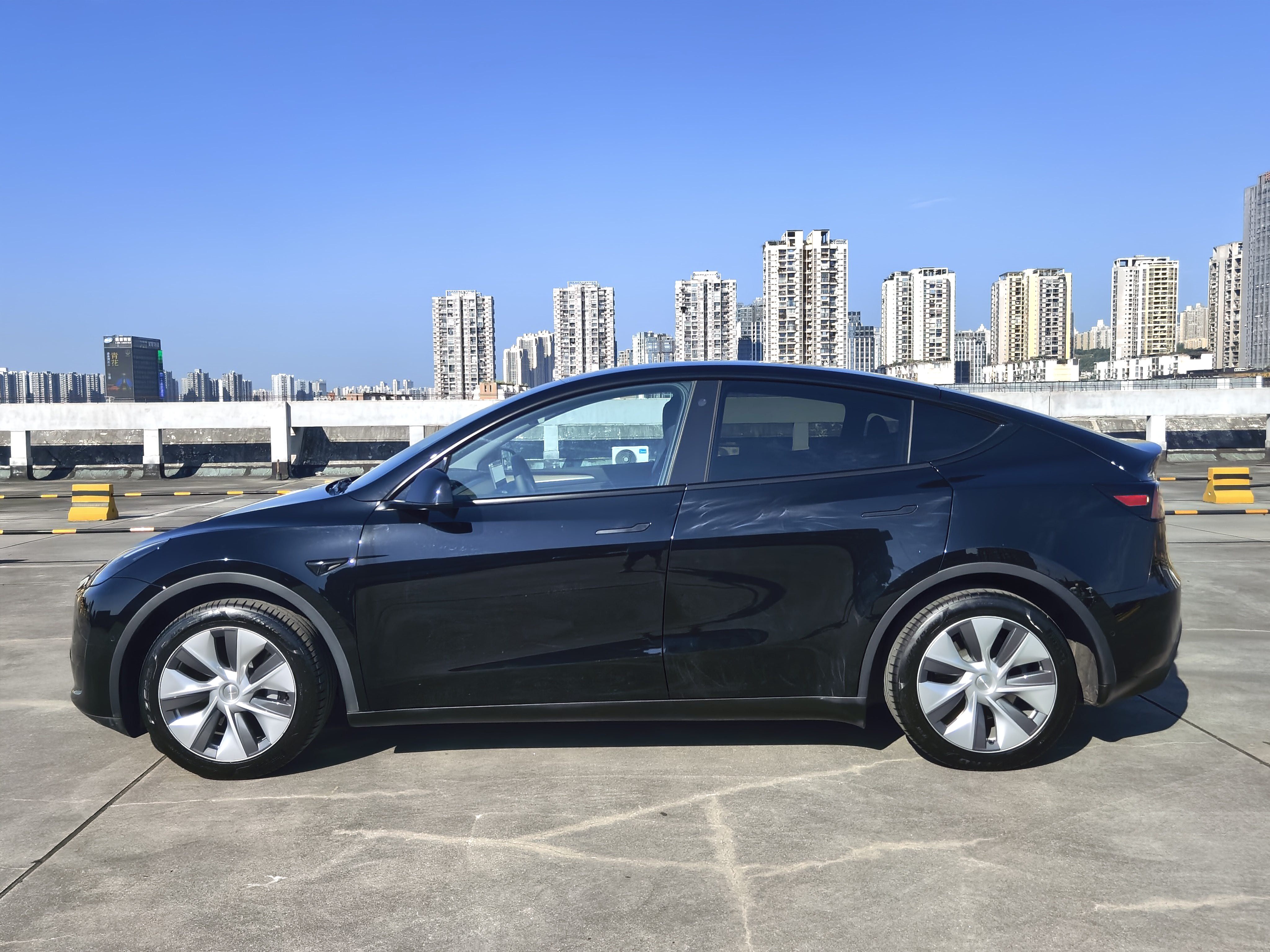 Tesla Model Y 2023 car image #4