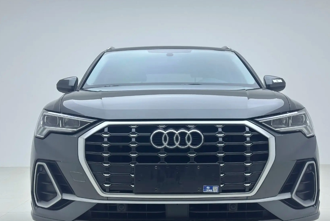 Audi Q3 2023 car image #2